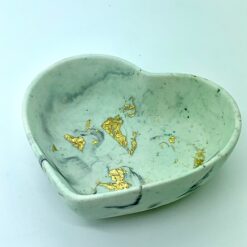 Hjerteskål - cremefarvet med marmorering og guldkant - forsiden