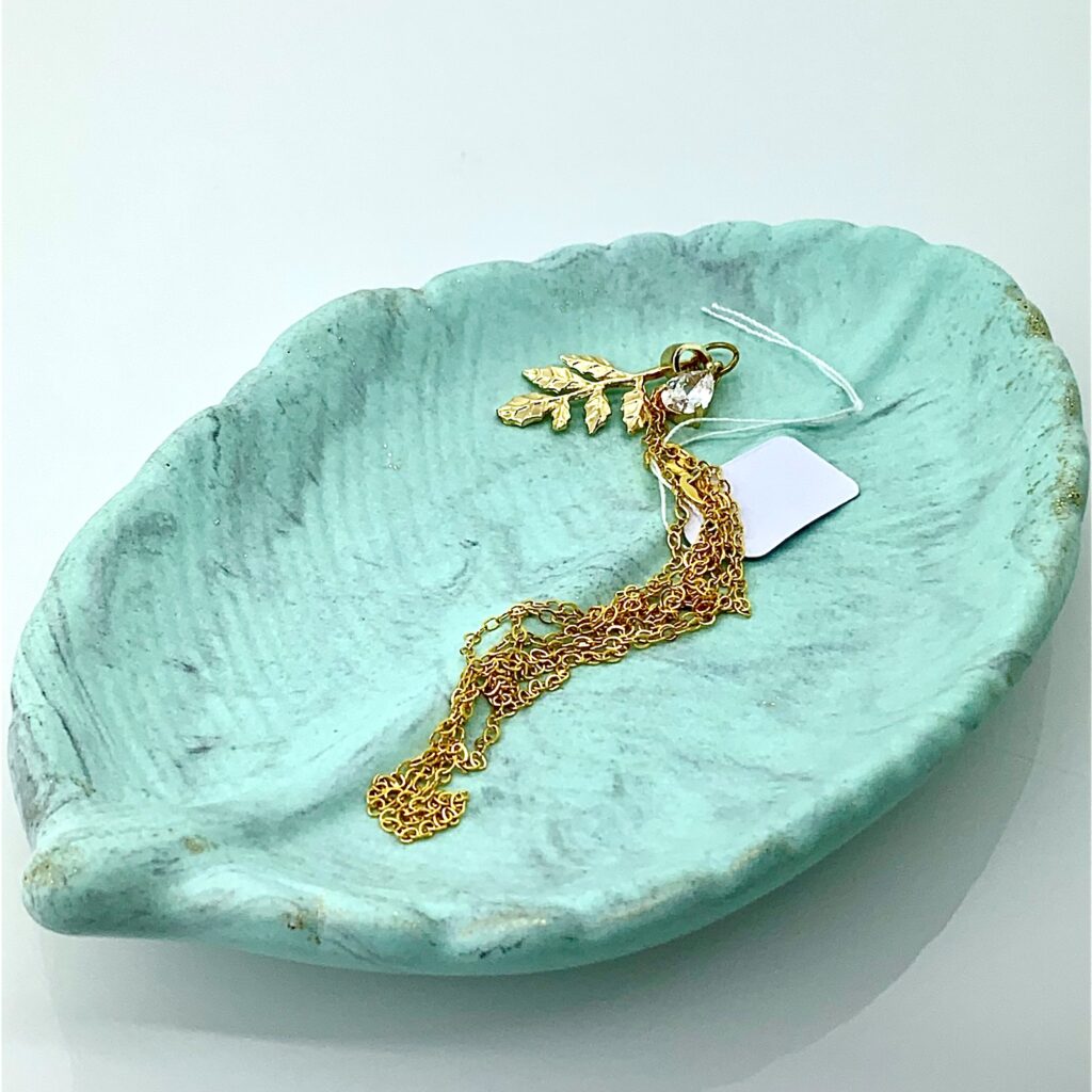 Bladformet skål med turkis og råhvid marmorering med guldglimmer