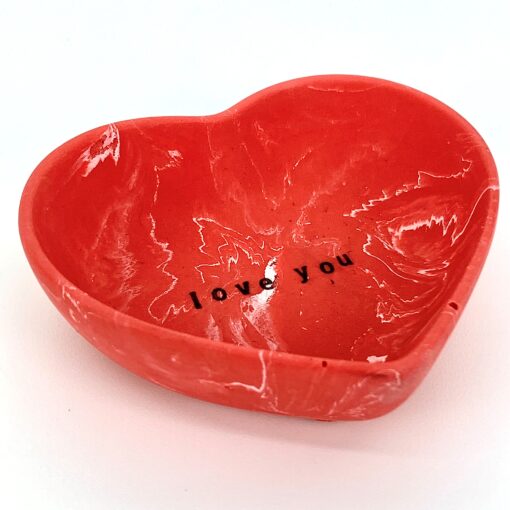 Hjerteskål - rød med hvid marmorering og teksten "love you"