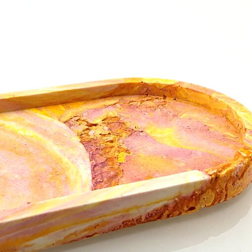 Oval bakke med gul, orange og pink rustik marmorering