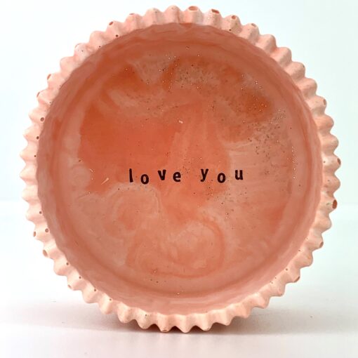 Rillet skål - lyserød og hvid marmoreret med guldglimmer og teksten "love you"