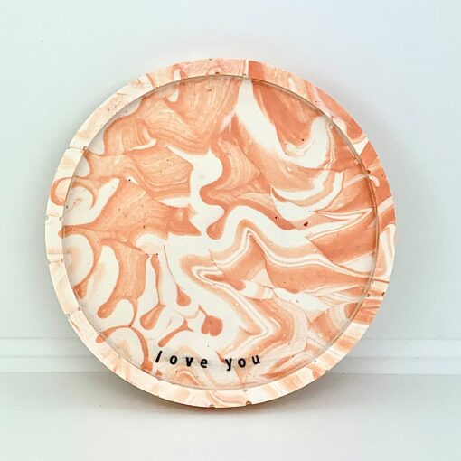 Rund bakke - rosa og hvid marmorering med teksten "love you"