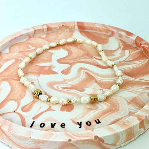 Rund bakke - rosa og hvid marmorering med teksten "love you" og armbånd med hvide ferskvandsperler