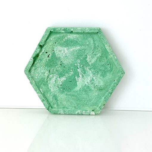 Gavesæt med en sekskantet vandfast bakke med grøn marmorering og en hjerteformet sæbebar med azalea