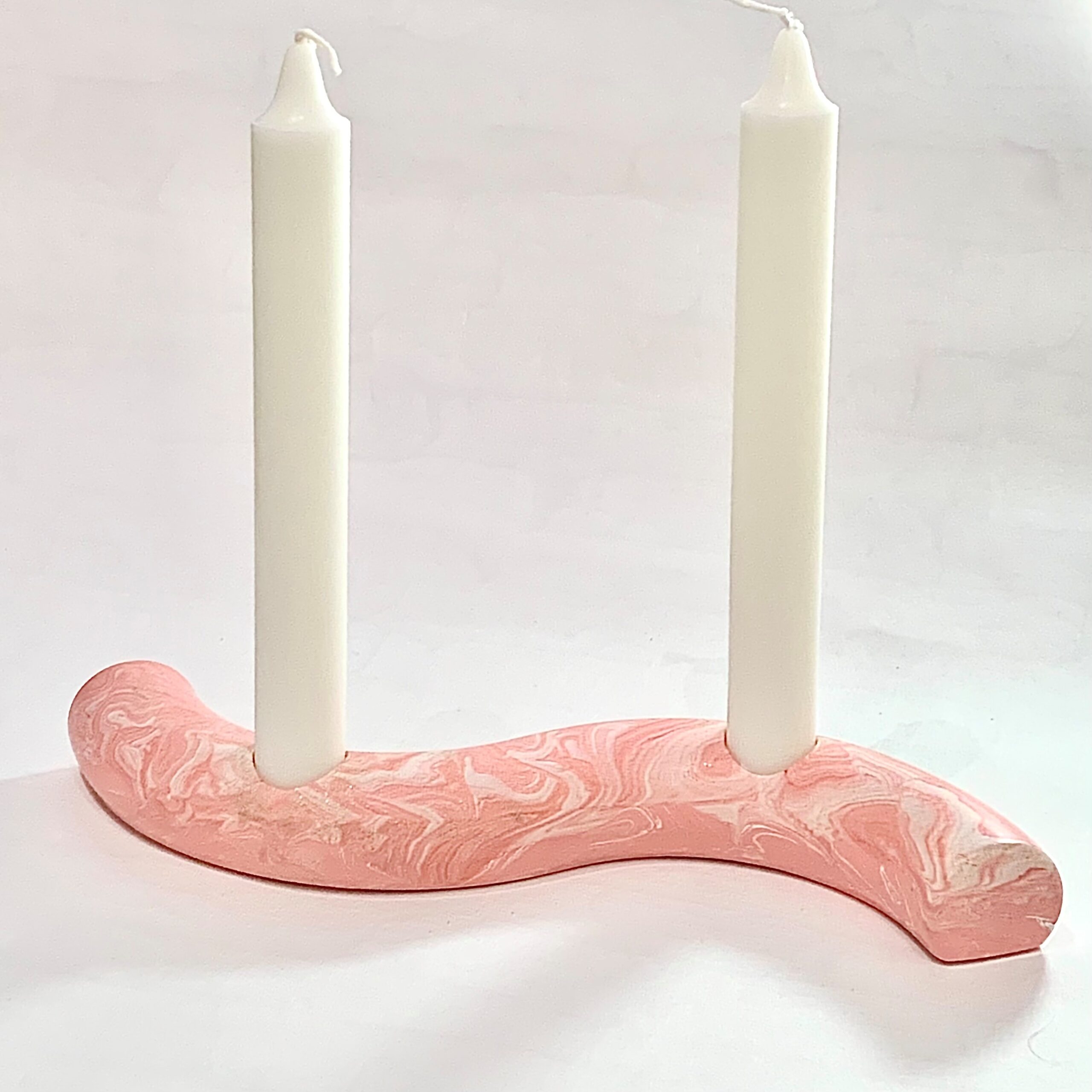 Buet lysestage - lyserød med hvid marmorering og guldglimmer Homemade By