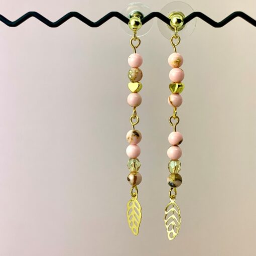 Elegante ørestikkere af 18 karat forgyldt 925 sterlingsølv med lyserøde shell pearls, lysegule facetterede krystaller og forgyldte messing-hjerter og -blade.
