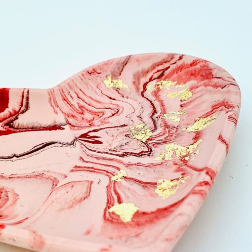 Lav hjerteskål - rosa med rød marmorering og guldflager