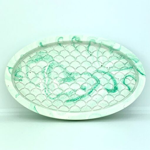 Oval bakke med fiskeskælsmønster med hvid og grøn marmorering