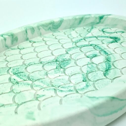 Oval bakke med fiskeskælsmønster med hvid og grøn marmorering - nærbillede