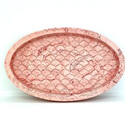 Oval bakke med fiskeskælsmønster i rosa med rød marmorering - lidt fræk og stadig stilfuld.