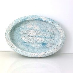Oval sæbeskål - hvid og lyseblå marmorering med reflekterende pigmenter (vandfast)