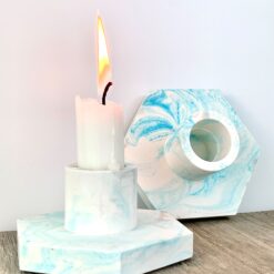 Sekskantet lysestage i hvid med blå marmorering