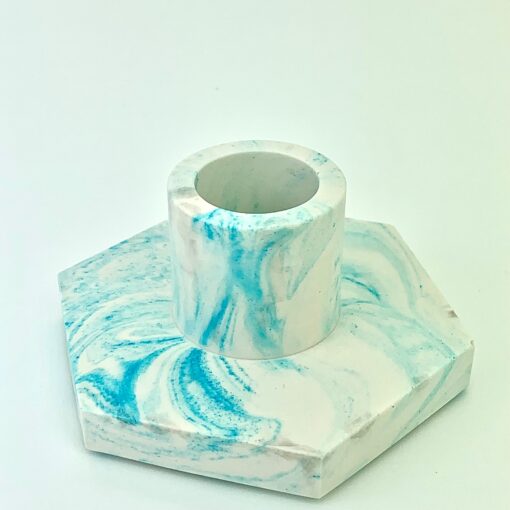 Sekskantet lysestage i hvid med blå marmorering