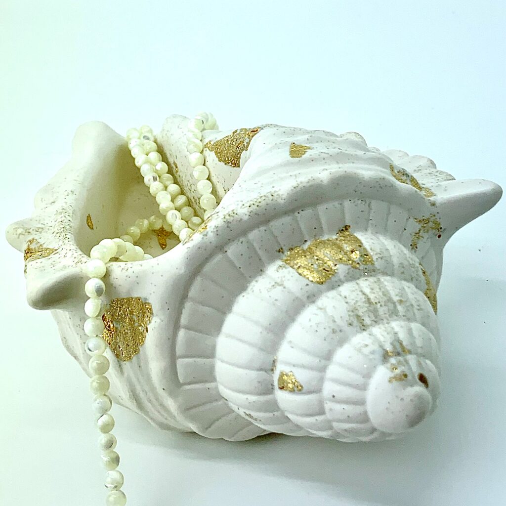 Stor konkylieskål - hvid med guldflager og hvide shellpearls