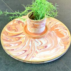 Stor rund platte - hvid med orange og lilla marmorering og guldstøv.