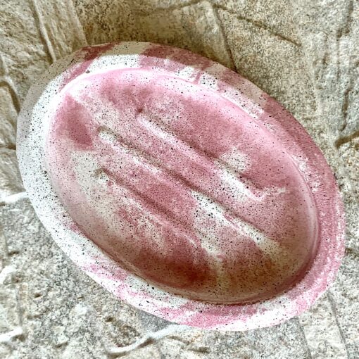 Oval sæbeskål - hvid og rosa marmorering med reflekterende pigmenter (vandfast)