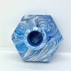 Sekskantet lysestage - hvid med blå marmorering og guldglimmer
