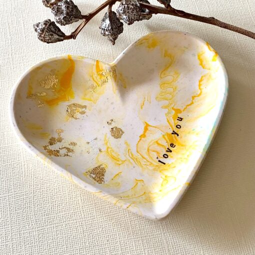 Lav hjerteskål - svag lyserød med gul marmorering, guldflager og "love you"
