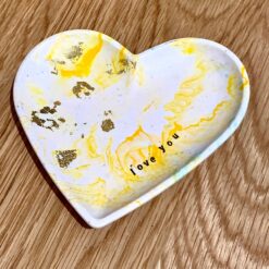 Lav hjerteskål - svag lyserød med gul marmorering, guldflager og 