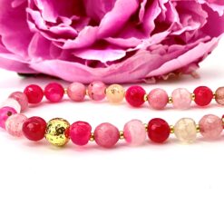 Armbånd af hvide, lyserøde og pink agater og jordbærkvarts med forgyldt lavaperle og små guldglasperler