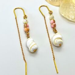 Ørekroge med kæde med hvide og rosa shellpearls og konkylier