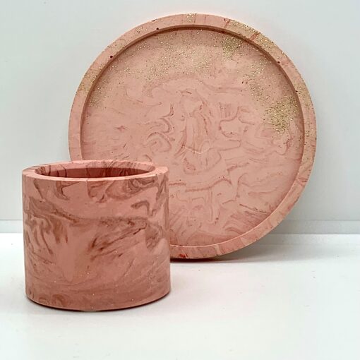 Gavesæt: Rund bakke og fyrfadslysestage/beholder i lyserød med rosa marmorering og guldglimmer