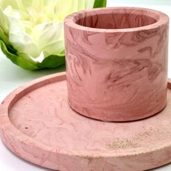 Gavesæt: Rund bakke og fyrfadslysestage/beholder i lyserød med rosa marmorering og guldglimmer