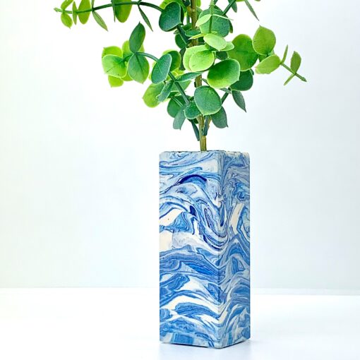 Høj firkantet vase - hvid med blå marmorering og spejl-terrazzo