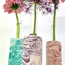 Høje vaser med reagensglas og blomster