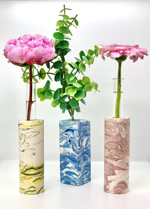 Tre høj vaser med reagensglas