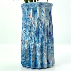 Vase med smalt mønster - hvid med blå marmorering