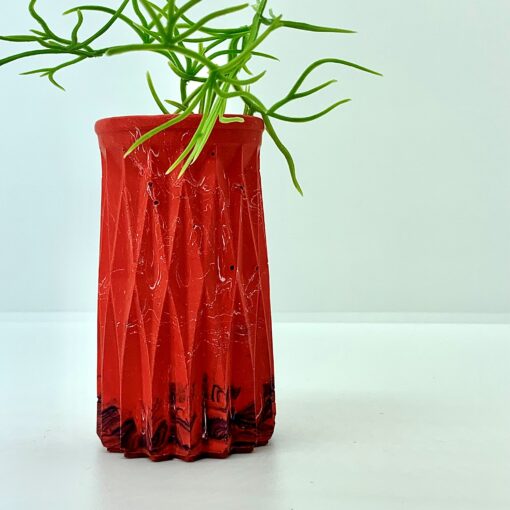 Vase med smalt mønster - rød med hvid og blå marmorering