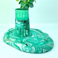 Vase med smalt mønster - lys grøn med 2 grønne marmorering