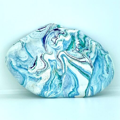 Organisk ovalt fad - hvid med blå og grøn marmorering og guldglimmer