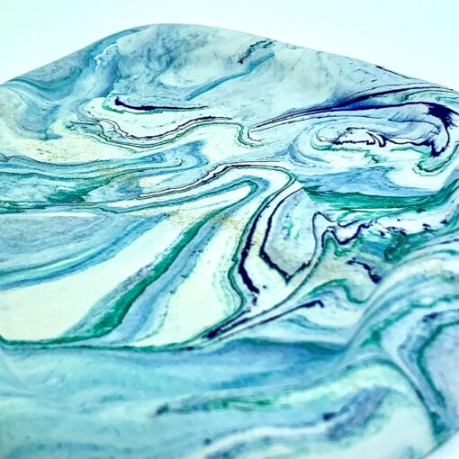 Organisk ovalt fad - hvid med blå og grøn marmorering og guldglimmer