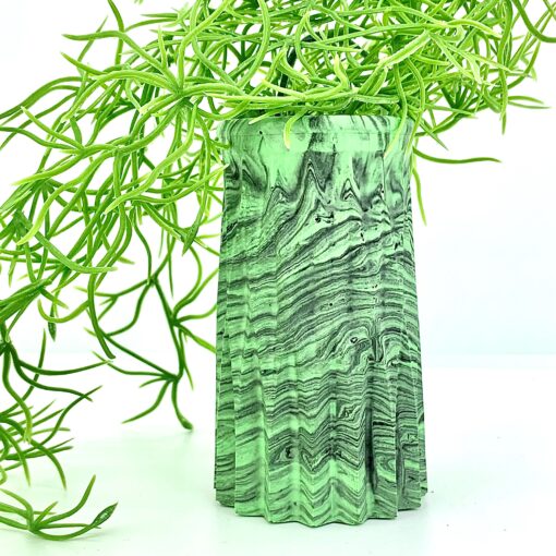 Vase med smalt mønster - grøn med sort marmorering
