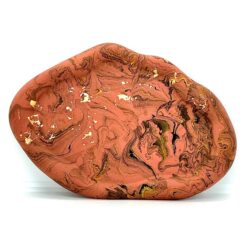 Organisk ovalt fad - rødbrun med sort og gul marmorering og guldflager
