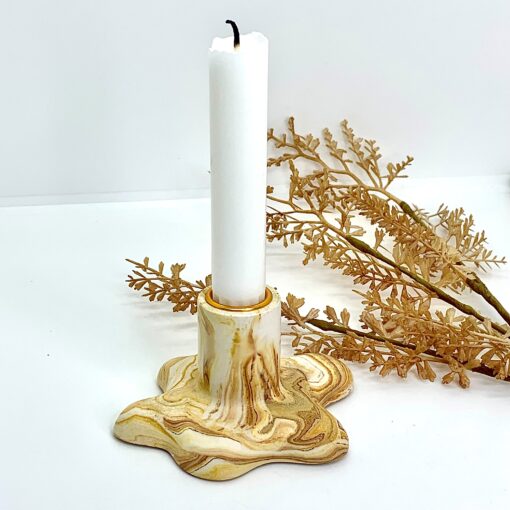 Organisk lysestage - hvid med karry og brun marmorering og guldglimmer