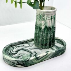 Gavesæt: Oval bakke og vase med armygrønne marmoreringer