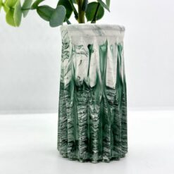 Gavesæt: Oval bakke og vase med armygrønne marmoreringer