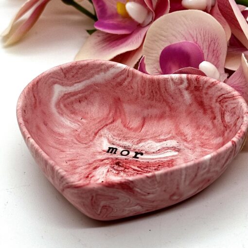 Hjerteskål - hvid med pink marmorering og stemplet "mor"