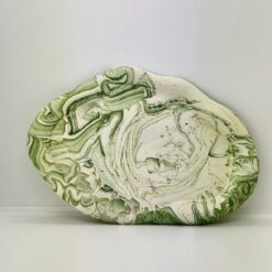 Organisk ovalt fad - hvid med armygrøn marmorering og guldglimmer