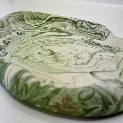 Organisk ovalt fad - hvid med armygrøn marmorering og guldglimmer