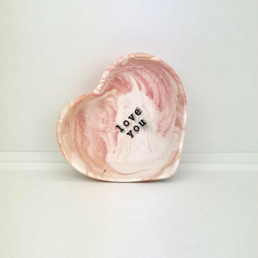 Hjerteskål - hvid med pink marmorering og stemplet "love you"