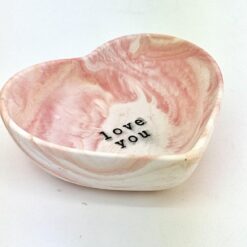 Hjerteskål - hvid med pink marmorering og stemplet 