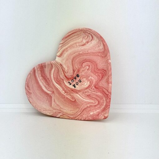 Lav hjerteskål - hvid med lyserød marmorering og "love you"