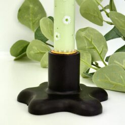 Organisk lysestage - soft black med grønt lys og grøn gren