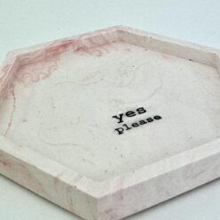 Sekskantet bakke - hvid med lyserød marmorering og "yes please"